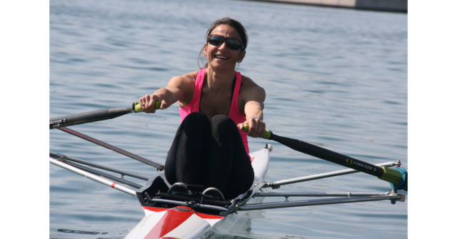 woman single sculling