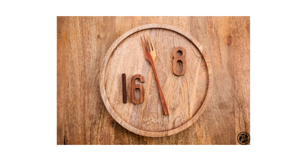 Wooden plate illustrating 16:8 intermittent fasting eating and fasting windows
