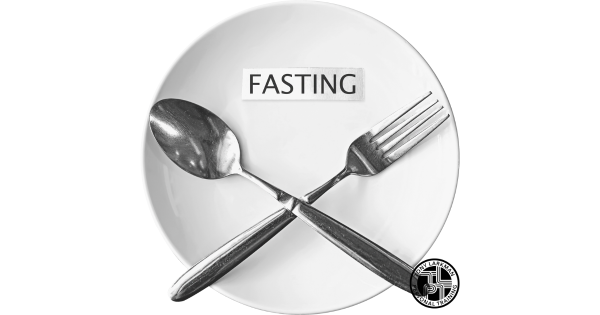 White plate with cutlery displaying the word fasting.